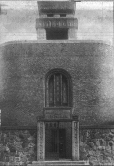 Rückansicht der Bismarckwarte um 1925 mit vollständigen Inschriftenstein.