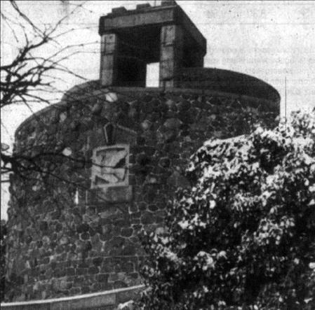 Frontansicht der Friedenswarte von 1946 bis 1974 mit Friedenstaube statt Bismarck-Büste.